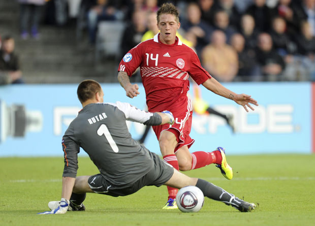 УЖАС У ДАНСКОЈ: Разбојници сачмарицом ранили фудбалера у његовој кући