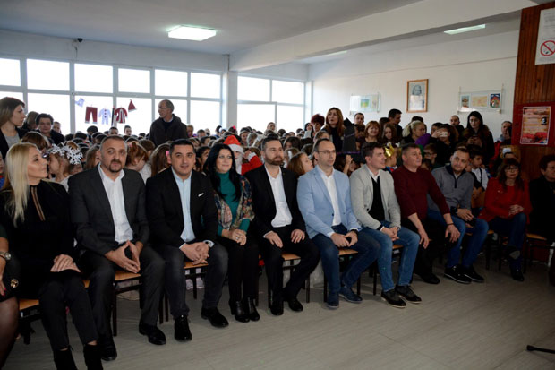 1.100 поклон пакетића за митровачке основце