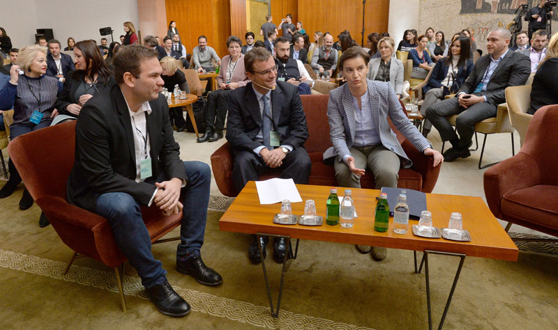 ПРЕМИЈЕРКА НА СКУПУ ПОСВЕЋЕНОМ МЛАДИМА КОЈИ СТУДИРАЈУ У СВЕТУ: Хоћемо да будемо друштво знања