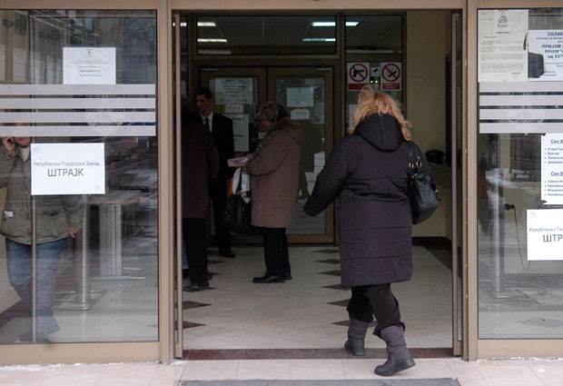 ШТРАЈК У РЕПУБЛИЧКОМ ГЕОДЕТСКОМ ЗАВОДУ: Траже повишицу, али и смену