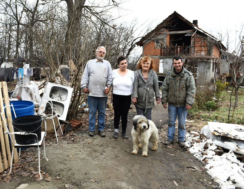 ЖИВЕ У ПРЕСТОНИЦИ И НЕМАЈУ СТРУЈУ: Михајловићима живот пролази у мраку