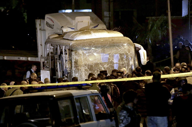 ТЕРОРИСТИЧКИ НАПАД У ГИЗИ: Најмање двоје мртвих и 12 рањених људи у експлозији бомбе поред туристичког аутобуса (ФОТО)