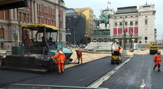 Постављају асфалт на Тргу републике