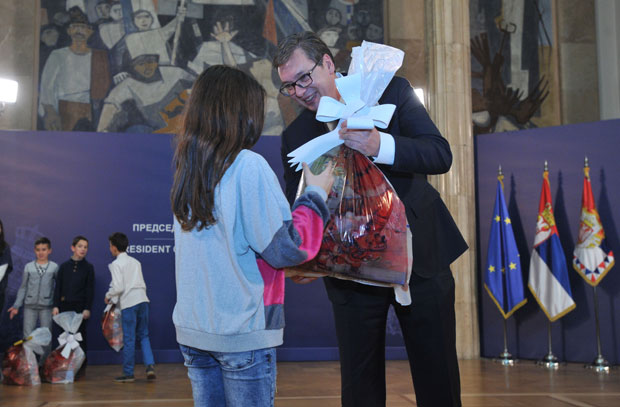 ВУЧИЋ ДОДЕЉУЈЕ ПАКЕТИЋЕ ДЕЦИ СА КОСОВА: Београд је увек уз вас, хвала вам што чувате ваше домове (ФОТО)