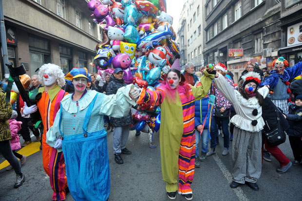 Карневал игре и црвених носева