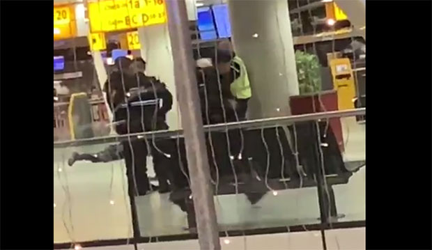 КРАЈ ПАНИКЕ У АМСТЕРДАМУ: Ухапшен мушкарац, аеродром Схипхол опет нормално ради (ВИДЕО)