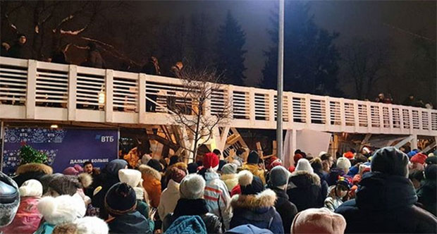 СРУШИО СЕ МОСТ У МОСКВИ: Повређено 10 особа (ВИДЕО)