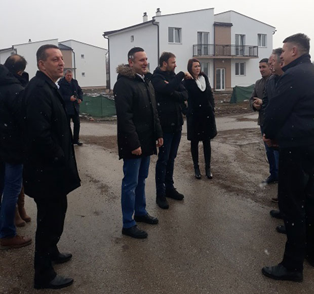 ГОТОВИ РАДОВИ НА ШЕСТ СТАМБЕНИХ ЈЕДИНИЦА: Озваничен завршетак изградње станова у Лапљем Селу (ФОТО)