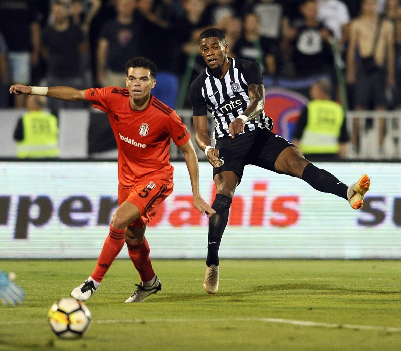 КОСТОЛОМАЦ ВЕЛИКОГ СРЦА: Пепе из свог џепа дао плату куварима, чистачицама и домарима, па напустио Бешикташ