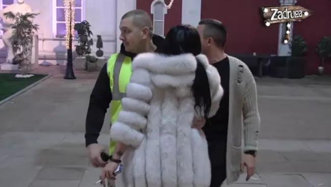 ФИЗИЧКИ ОБРАЧУН У ЗАДРУЗИ: Зерина ударила Чолаку шамар, па га вукла по дворишту (ВИДЕО)