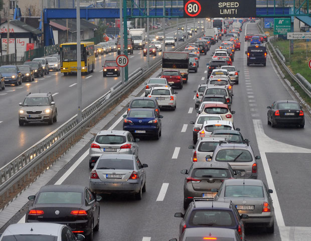 АМСС: Умерен саобраћај, током дана киша и снег