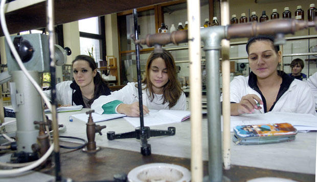 НАУЧНИЦИ ЗАБРИНУТИ ЗА РАДНА МЕСТА: Предлог закона о науци уплашио истраживаче