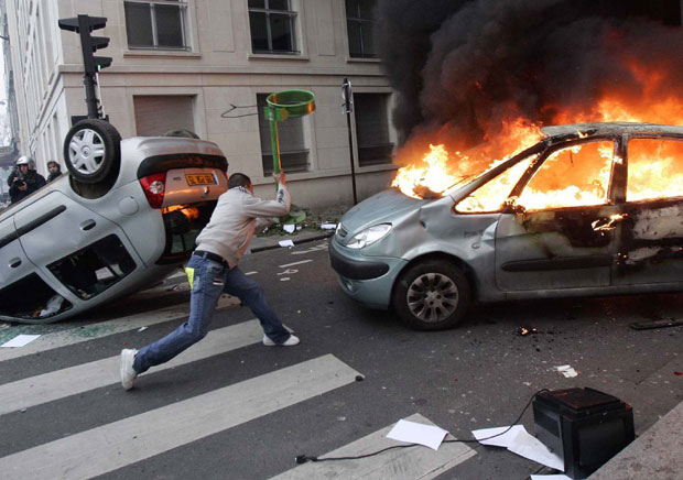 ВОЗИЛА ГОРЕЛА КАО ПРСКАЛИЦЕ: Французи нову годину дочекали у атмосфери побуне жутих прслука и страха од тероризма
