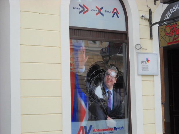 ПРИВЕДЕНА ДВА МЛАДИЋА: Разбијен излог централе СНС у Главној улици у Сомбору