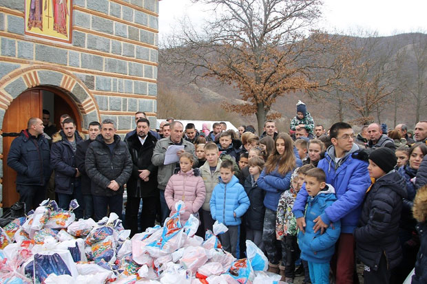 НОВОГОДИШЊЕ ДОБРОЧИНСТВО: Челници Горњег Милановца, Косјерића, Ирига и Инђије улепшали празнике малишанима у Лепосавићу