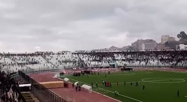 ОПШТИ ХАОС У АЛЖИРУ: Утакмица Купа прекинута због нереда, више од 60 особа повређено