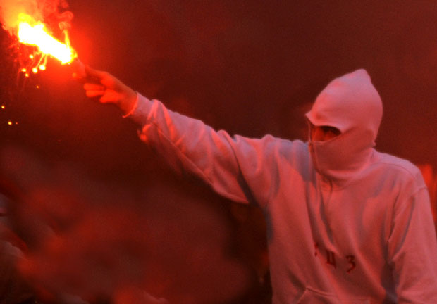 ИНЦИДЕНТ У БЕОГРАДУ: Младића претукли и ударили запаљеном бакљом