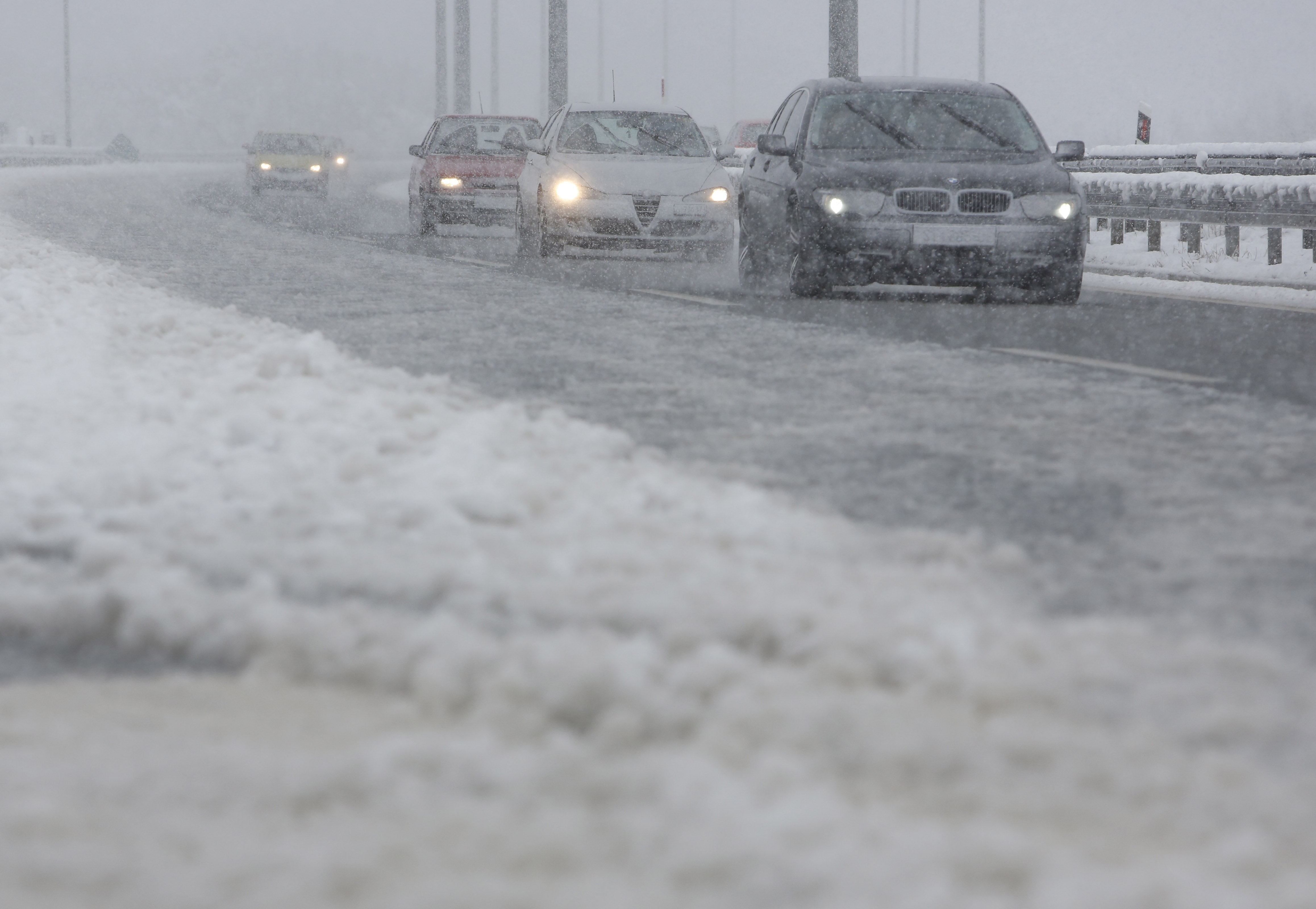 Снег отежава саобраћај у БИХ, у Хрватској ветар
