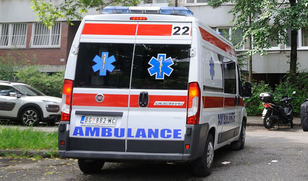 НОЋ У БЕОГРАДУ: Три саобраћајне незгоде, Хитна помоћ интервенисала 110 пута