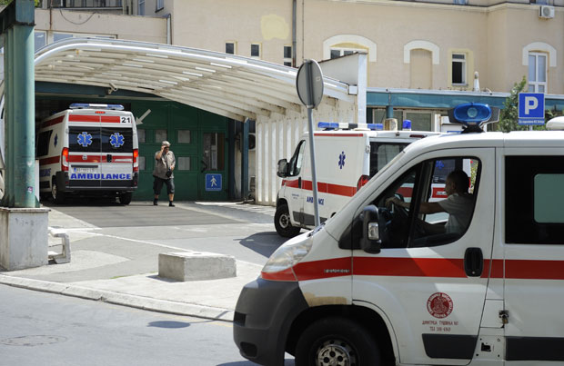 НЕСРЕЋА КОД МОСТА НА АДИ: Аутомобил улетео у муљ и ударио у бандеру