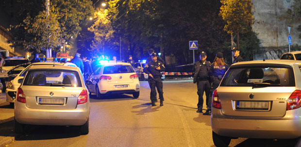 ИНЦИДЕНТ ТОКОМ ПРОТЕСТА: Младић из кафића гађао криглом колону, умало погодио дете