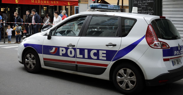 ТАЛАЧКА КРИЗА У ФРАНЦУСКОЈ: Упао у продавницу и прети да ће пуцати