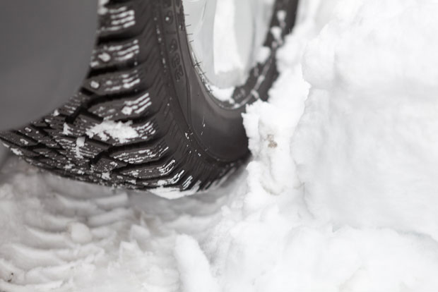 У СЛОВЕНИЈИ ВЕЈЕ СНЕГ: Зимска опрема обавезна 