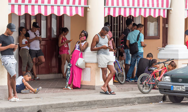 Šta Kubanci pitaju Eplovu virtuelnu pomoćnicu i kako ona odgovara?