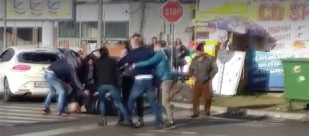 НЕРВОЗА ЗБОГ ГУЖВЕ: Туча на Граничном прелазу Градишка због убацивања у колону (ВИДЕО)