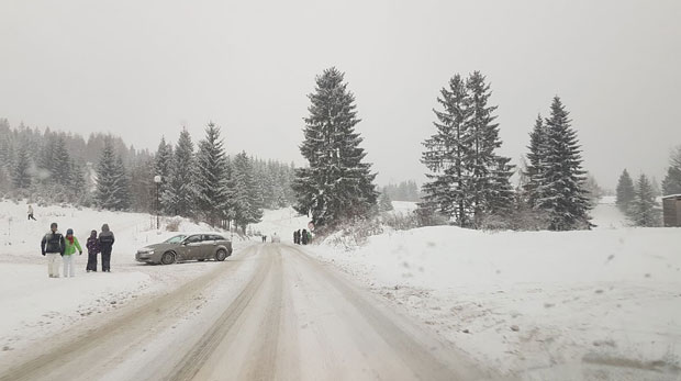 СНЕГ СТВАРА ПРОБЛЕМЕ: Путеви непроходни у нововарошком крају, у Сјеници отежан саобраћај (ФОТО)