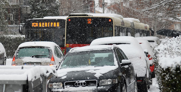 КОЛАПС У БЕОГРАДУ: Делови града одблокирани, критично на Бановом Брду, Видиковцу и Карабурми (ФОТО)
