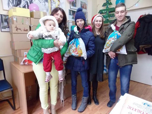 РАДОСТ ЗА ДЕЦУ У УДРУЖЕЊИМА И УДАЉЕНОЈ ШКОЛИ: Новогодишњи пакетићи стигли и до најугроженијих прокупачких малишана (ФОТО)