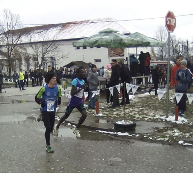 Кенијцу не смета зима, а ни снег
