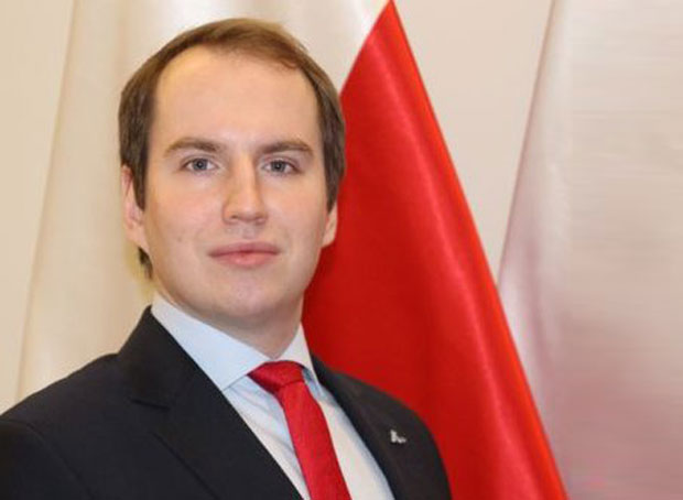 КОНТРОВЕРЗЕ ОКО ДЕСНИЧАРСКОГ ЧЛАНА ВЛАДЕ: Говорио против присуства америчких трупа у Пољској, миграната и хомосексуалаца