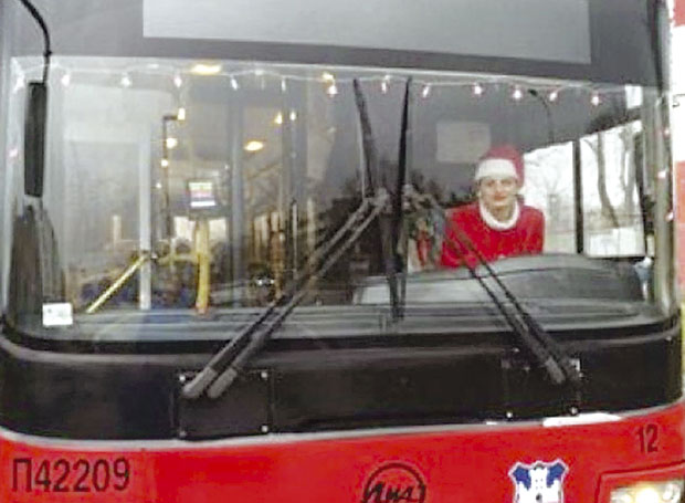 НЕОБИЧНИ ШОФЕРИ НА УЛИЦАМА БЕОГРАДА: Деда и Бака Мраз возили путнике (ФОТО)