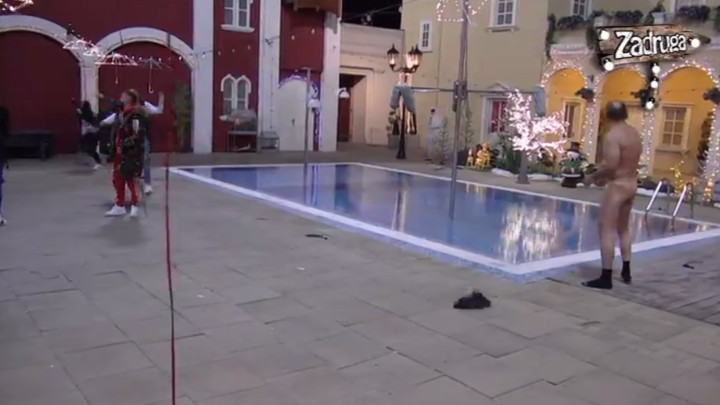 КАРАЂОРЂЕ СЕ СКИНУО ГО ПА ШЕТАО ПО ДВОРИШТУ: Александра од срамоте  плакала (ВИДЕО)