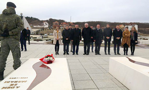 ВИЛАНДОВА САРАДНИЦА ПОСЛЕ СКАНДАЛА: Отишао је приватно на гроб Јашарија, извештавање је било забрањено