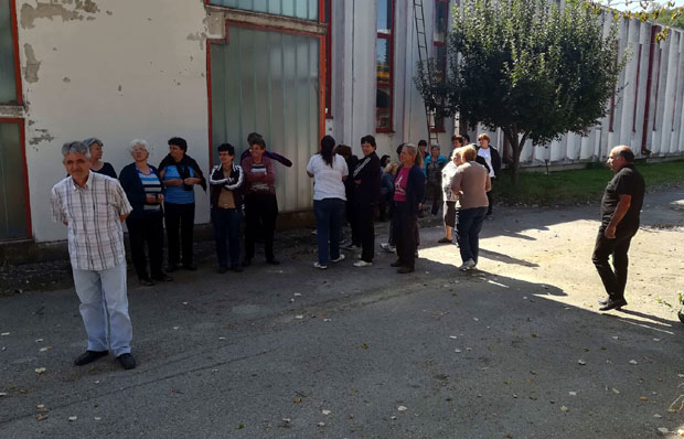 ПРОТЕСТ РАДНИКА ГУМОПЛАСТИКЕ: Својим телима бране машине