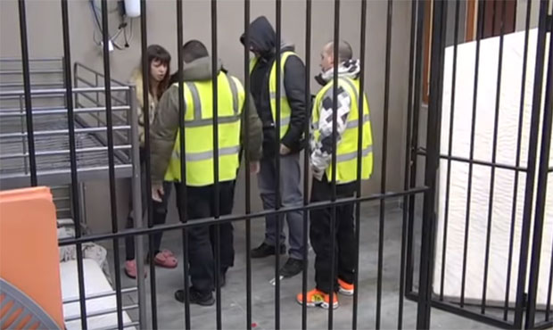 МИЉАНА КУЛИЋ ПОКУШАЛА ДА СЕ УБИЈЕ: Поломила стакло па хтела да исече вене (ВИДЕО)