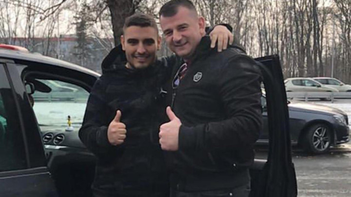 ОВАЈ ПРИЗОР ВЕОМА ЈЕ ОБРАДОВАО ЊЕГОВЕ ФАНОВЕ: Фотка на којој Дарко Лазић стоји на ногама одушевила је све! 