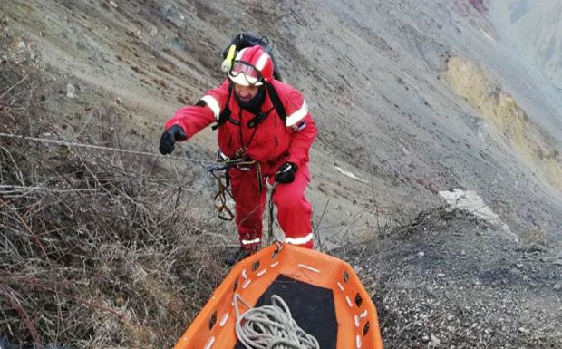 НЕВЕРОВАТНА АКЦИЈА СПАСАВАЊА У БОРУ: Дечак упао у јаму дубоку 300 метара, превезен у Тиршову (ФОТО)