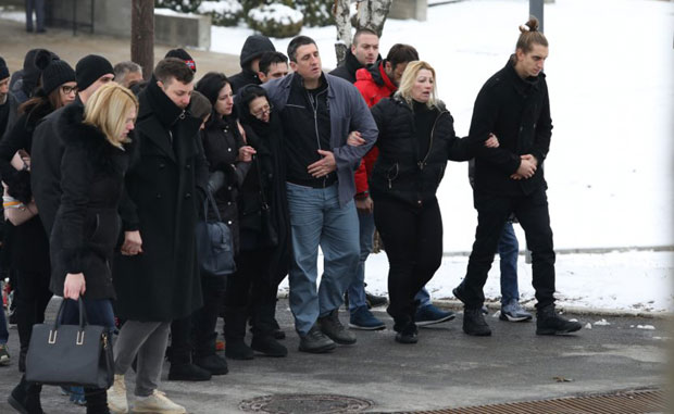 КРИСТИЈАН ГОЛУБОВИЋ ИЗАШАО ИЗ ЗАБЕЛЕ: Присуствовао сахрани мајке Миланке