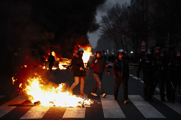 ЖУТИ ПРСЛУЦИ НАПРАВИЛИ ХАОС У ПАРИЗУ: Сузавац и шок бомбе, дим изнад Музеја Орсеј (ФОТО)
