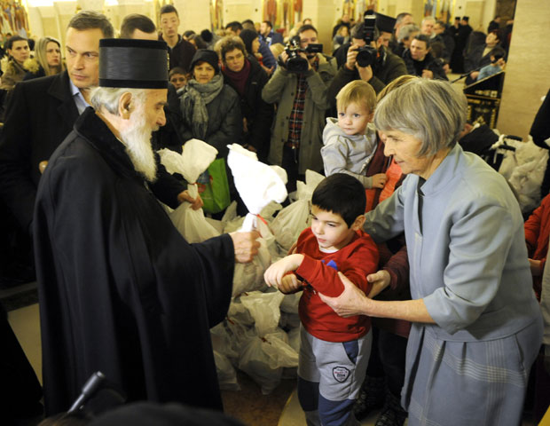 БОЖИЋНО СЕОЦЕ КОД ХРАМА: Дарови деци из Звечанске