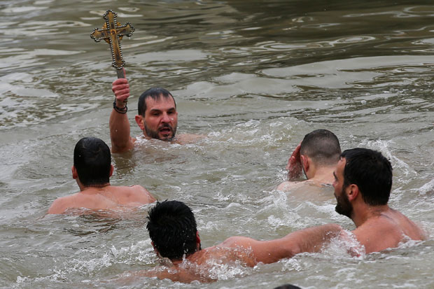 Церемонија пливања за часни крст на острву Самотраки (ФОТО)