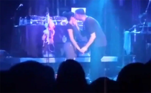 СКАНДАЛОЗНО: Познати репер на бини љубио и додиривао малолетницу (ВИДЕО)