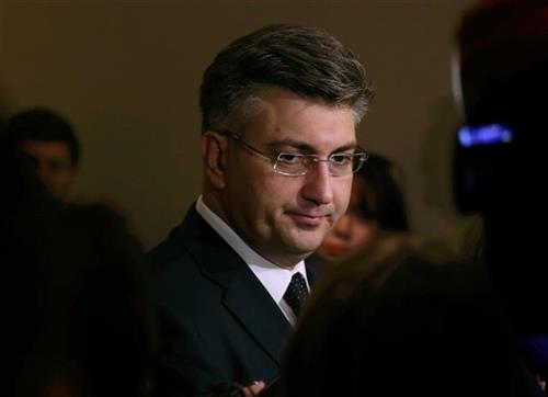 ИЗРАЗ ЛИЦА ГОВОРИ СВЕ: Како реагује Пленковић на братство и јединство са Србима (ВИДЕО)