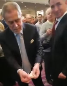 Портфирије и Пуповац помогли Бандићу да пронађе новчић (Видео)