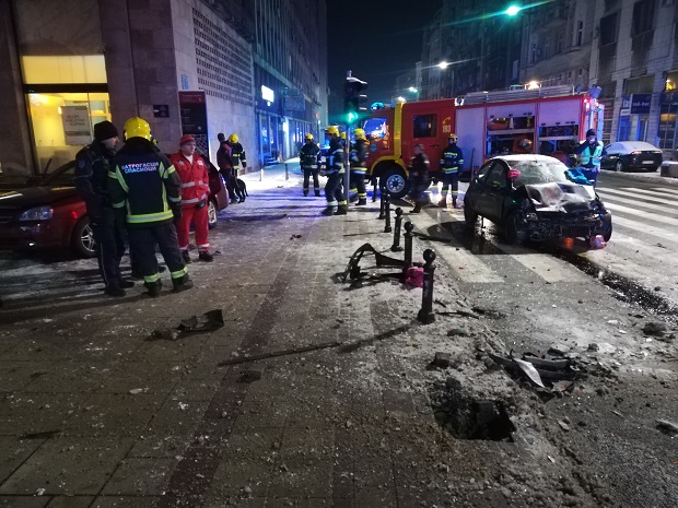 НЕСРЕЋА У ЦЕНТРУ БЕОГРАДА: Судар два возила на Тргу Николе Пашића, више повређених (ФОТО)