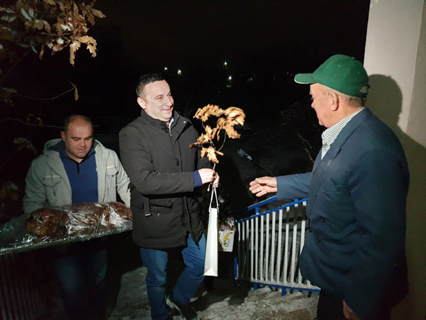 Председник општине Грачаница и положајник и делио пакете (ФОТО)